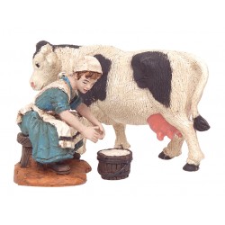 FEMME TRAYANT UNE VACHE 10CM